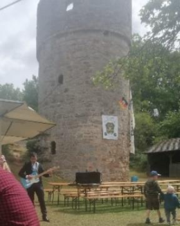 Gottesdienst an der Ruine Rosenberg